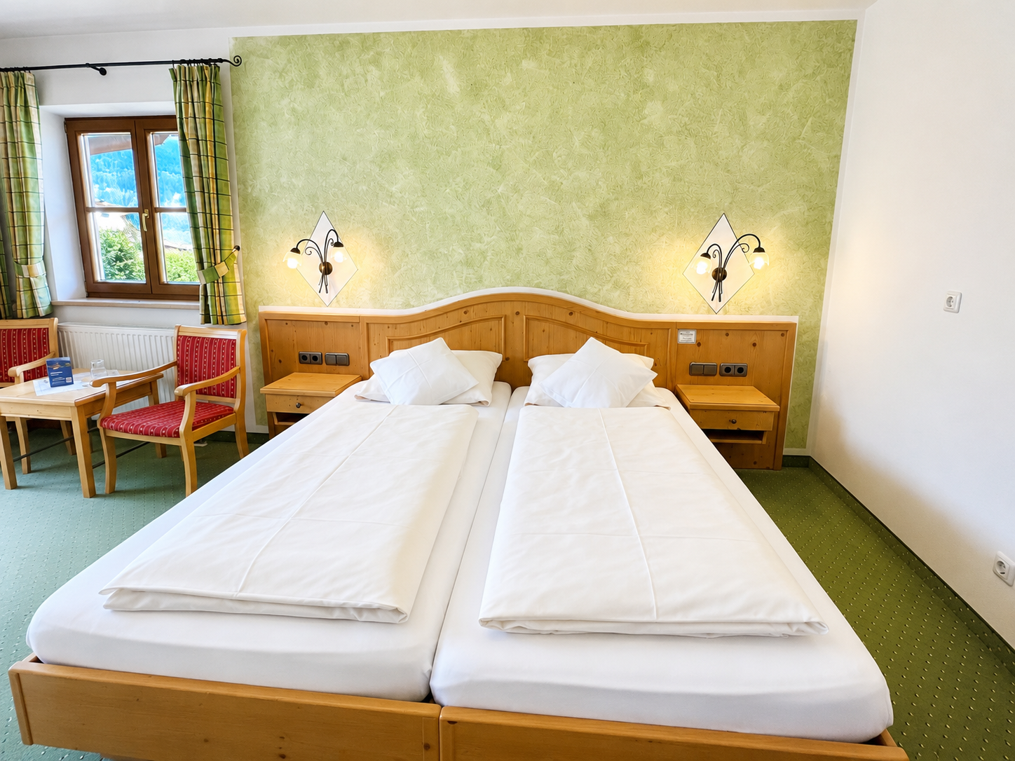 Hotel Schatten | Doppelzimmer 13 mit Balkon und Bergblick