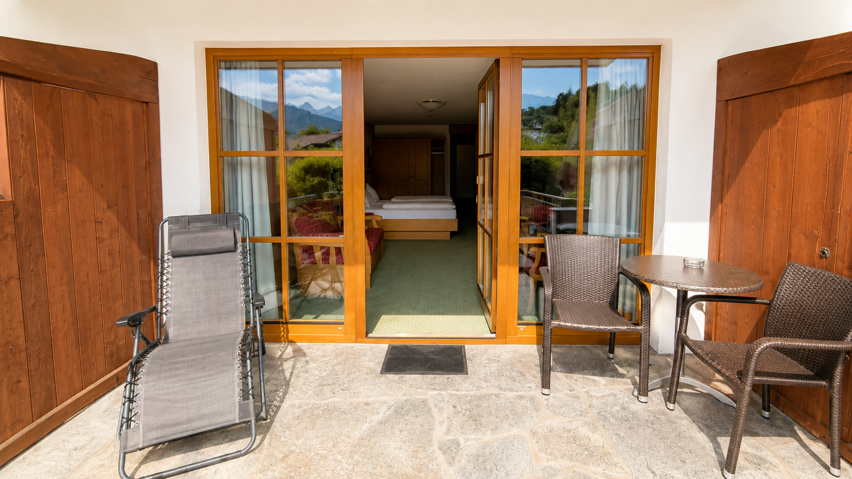 Hotel Schatten | Zimmer 18 für 4 mit Terrasse und Bergblick - Hotel Schatten - Zimmer mit 4 Gästen in Bayern