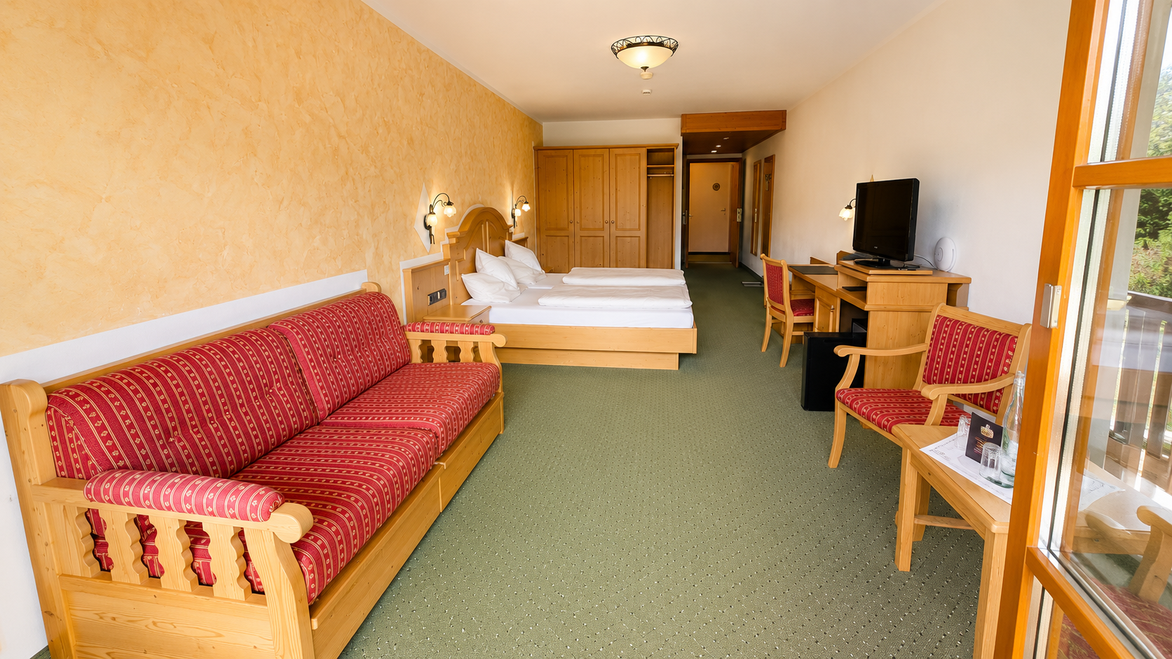 Hotel Schatten | Zimmer 18 für 4 mit Terrasse und Bergblick
