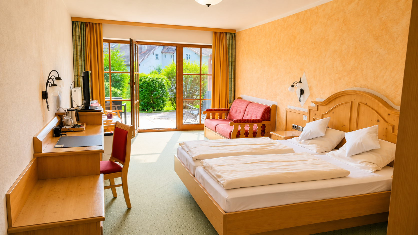 Hotel Schatten | Zimmer 18 für 4 mit Terrasse und Bergblick - None Schlafzimmer für 4 Gäste in Hotel Schatten, Sonnenbergstraße 10-12, 82467 Garmisch-Partenkirchen