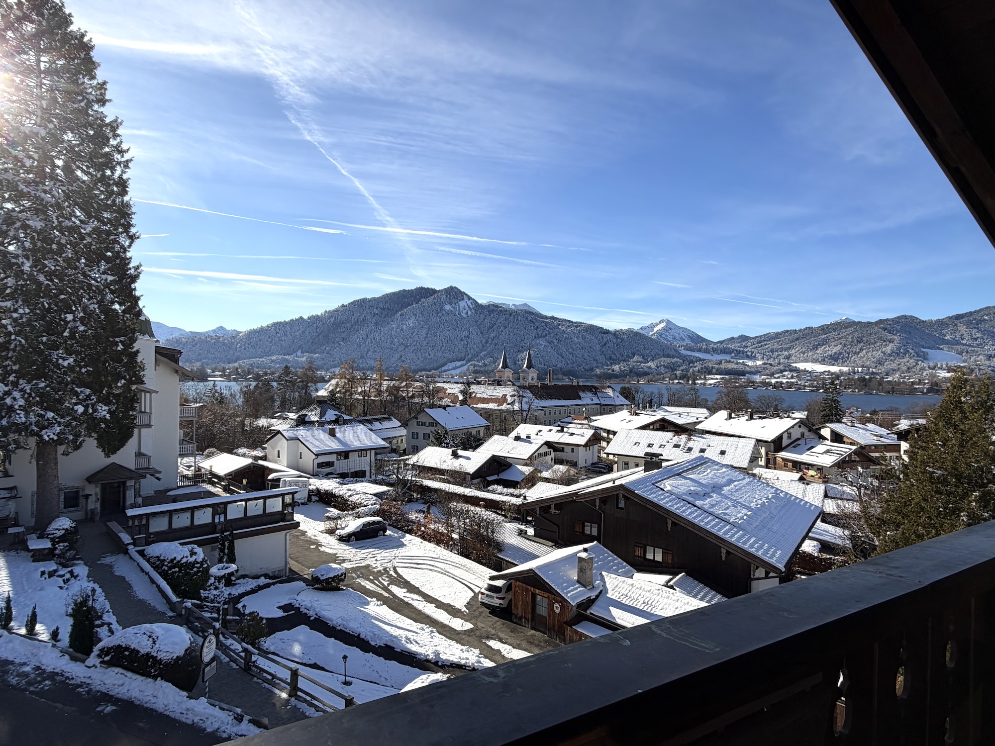 Panoramaaussicht auf See und Berge