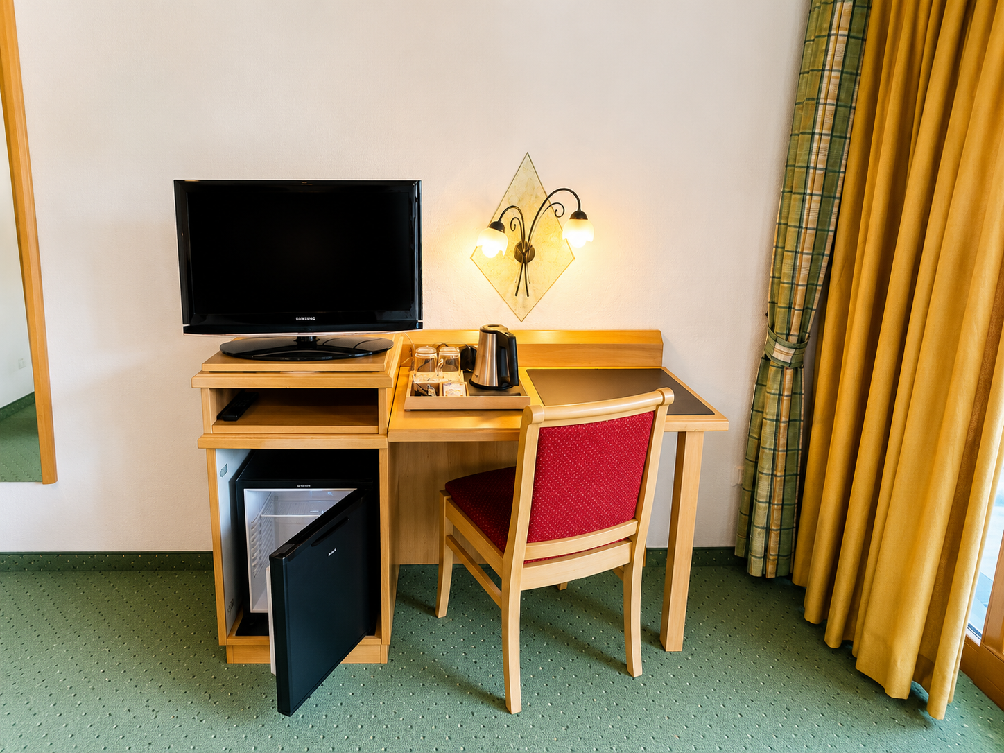 Hotel Schatten | Doppelzimmer 13 mit Balkon und Bergblick - Hotel Schatten - Zimmer mit 2 Gästen in Bayern