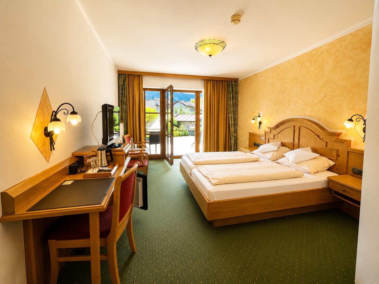 Hotel Schatten | Doppelzimmer 17 mit Terrasse und Bergblick - None Schlafzimmer für 2 Gäste in Hotel Schatten, Sonnenbergstraße 10-12, 82467 Garmisch-Partenkirchen