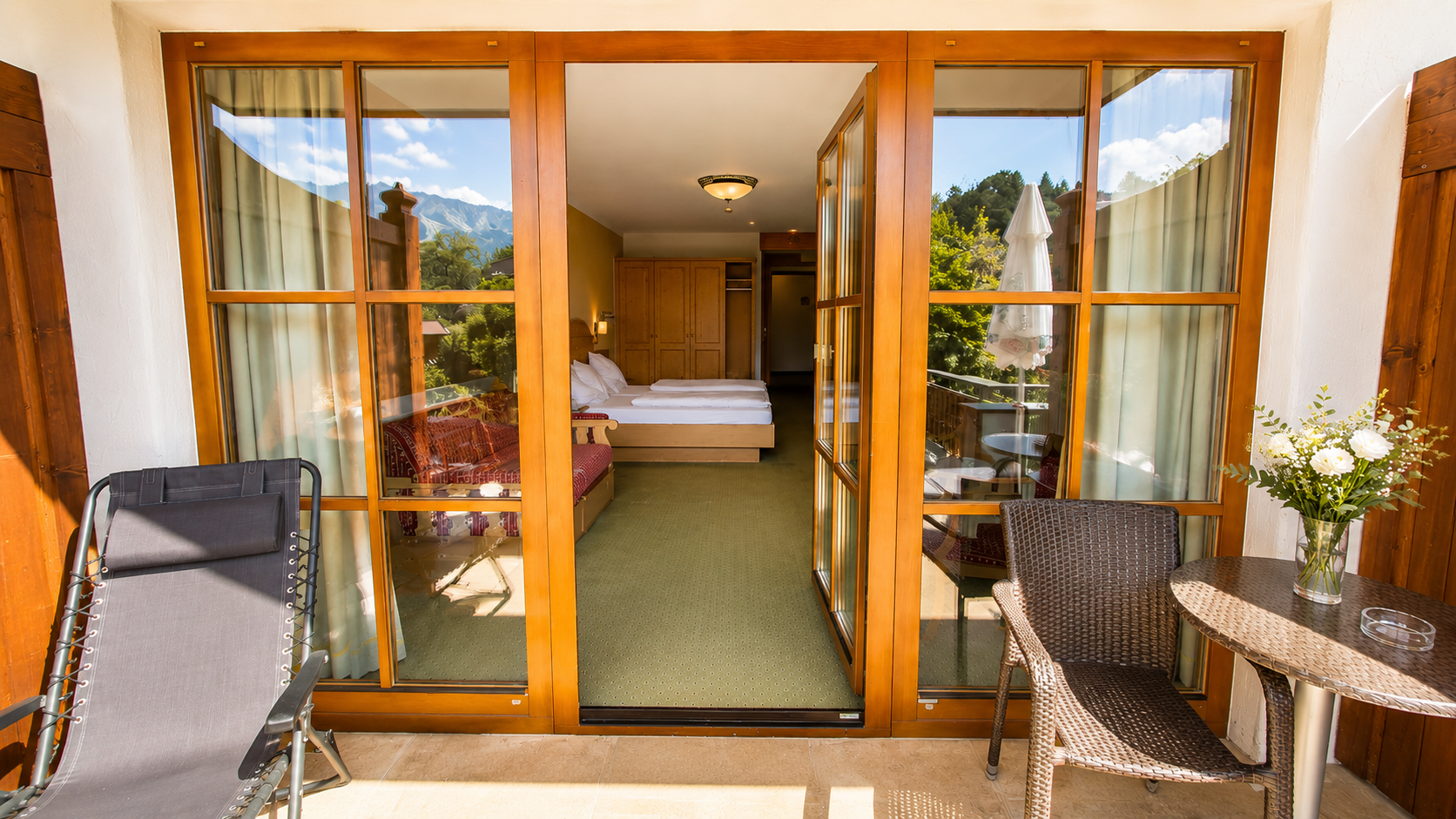 Hotel Schatten | Zimmer 18 für 4 mit Terrasse und Bergblick