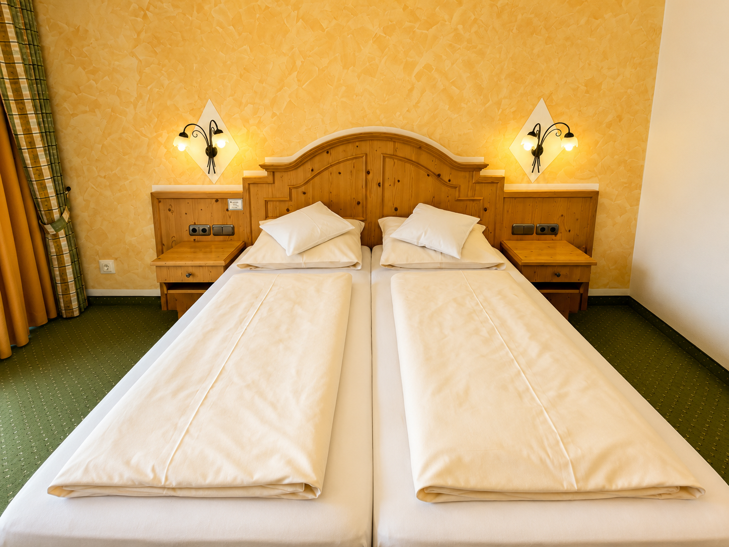 Hotel Schatten | Doppelzimmer 17 mit Terrasse und Bergblick - Hotel Schatten - Zimmer mit 2 Gästen in Bayern