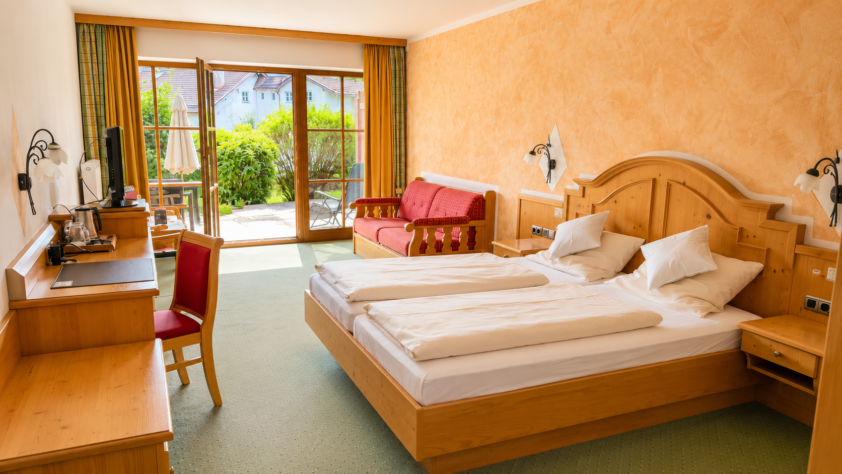 Hotel Schatten | Zimmer 18 für 4 mit Terrasse und Bergblick