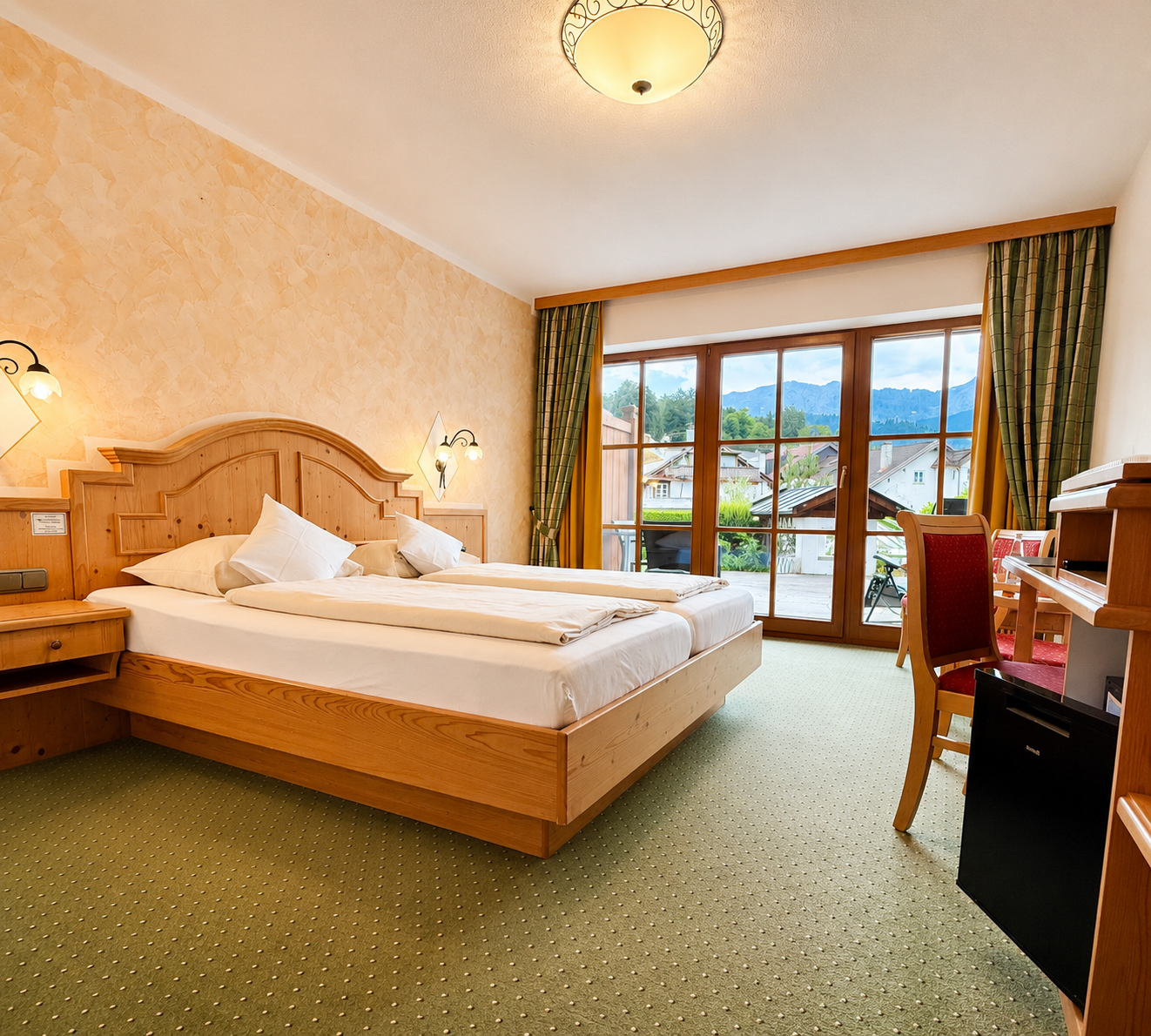 Hotel Schatten | Doppelzimmer 16 mit Terrasse und Bergblick - Hotel Schatten - Zimmer mit 2 Gästen in Bayern