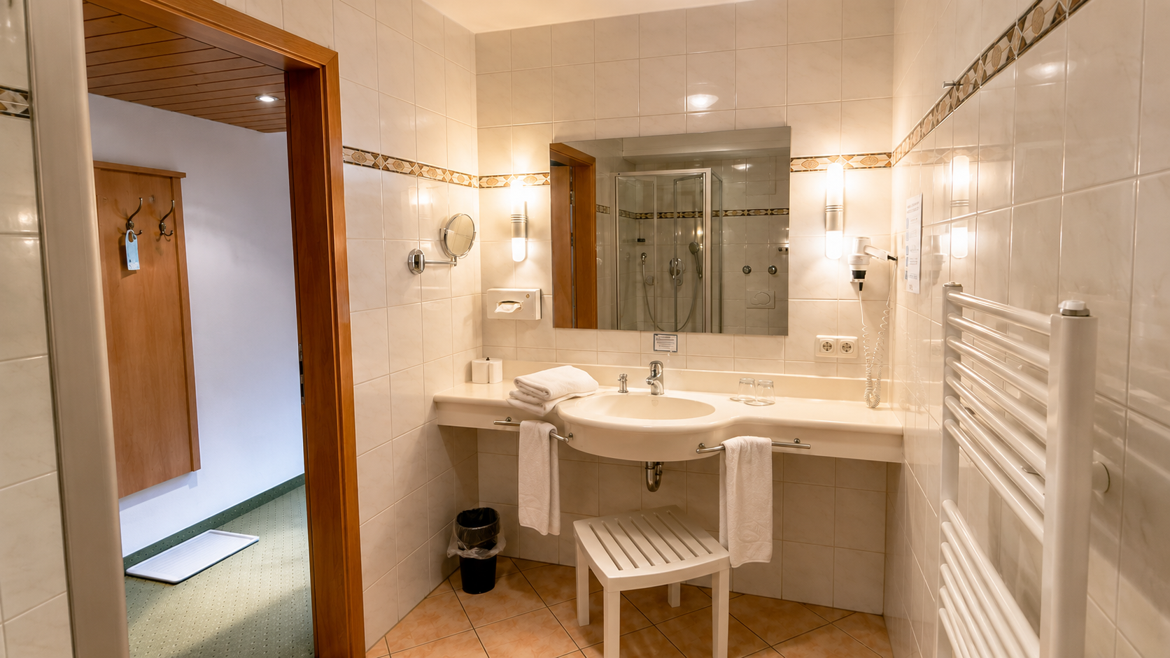 Hotel Schatten | Zimmer 18 für 4 mit Terrasse und Bergblick - Hotel Schatten - Zimmer mit 4 Gästen in Bayern