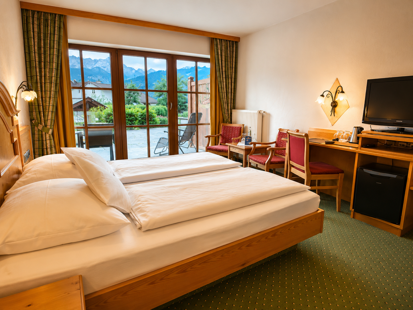 Hotel Schatten | Doppelzimmer 16 mit Terrasse und Bergblick - Hotel Schatten - Zimmer mit 2 Gästen in Bayern