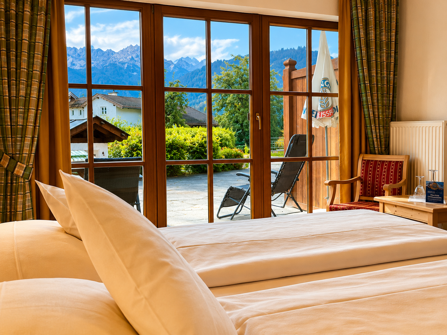 Hotel Schatten | Doppelzimmer 16 mit Terrasse und Bergblick - Hotel Schatten - Zimmer mit 2 Gästen in Bayern