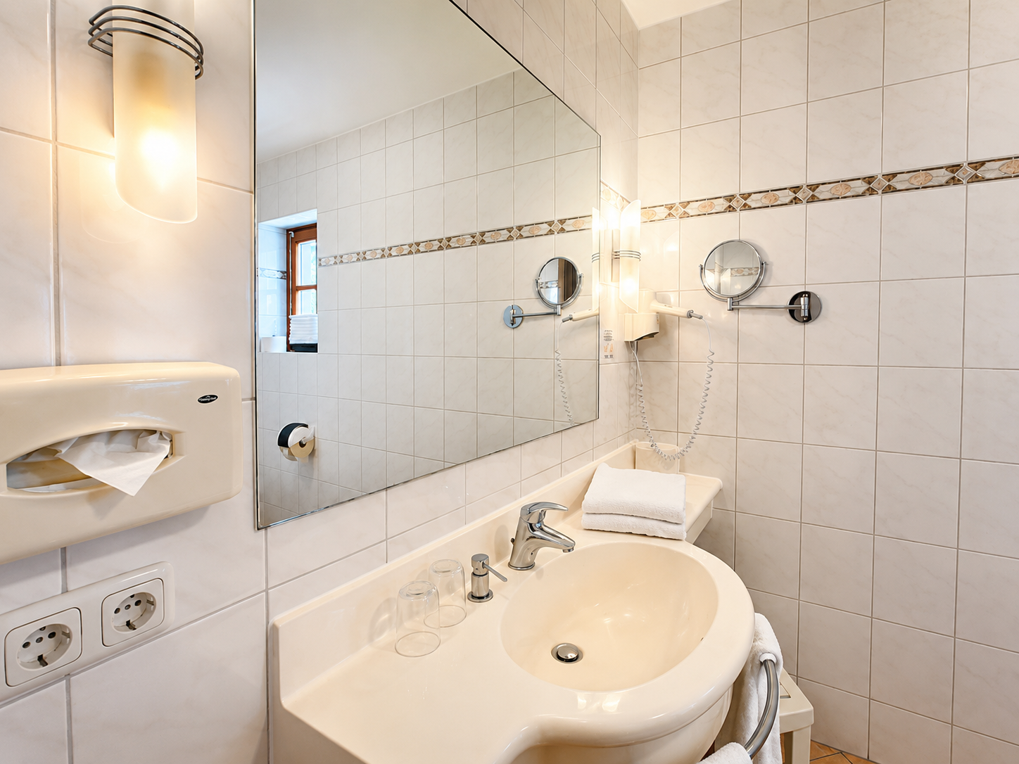 Hotel Schatten | Doppelzimmer 13 mit Balkon und Bergblick
