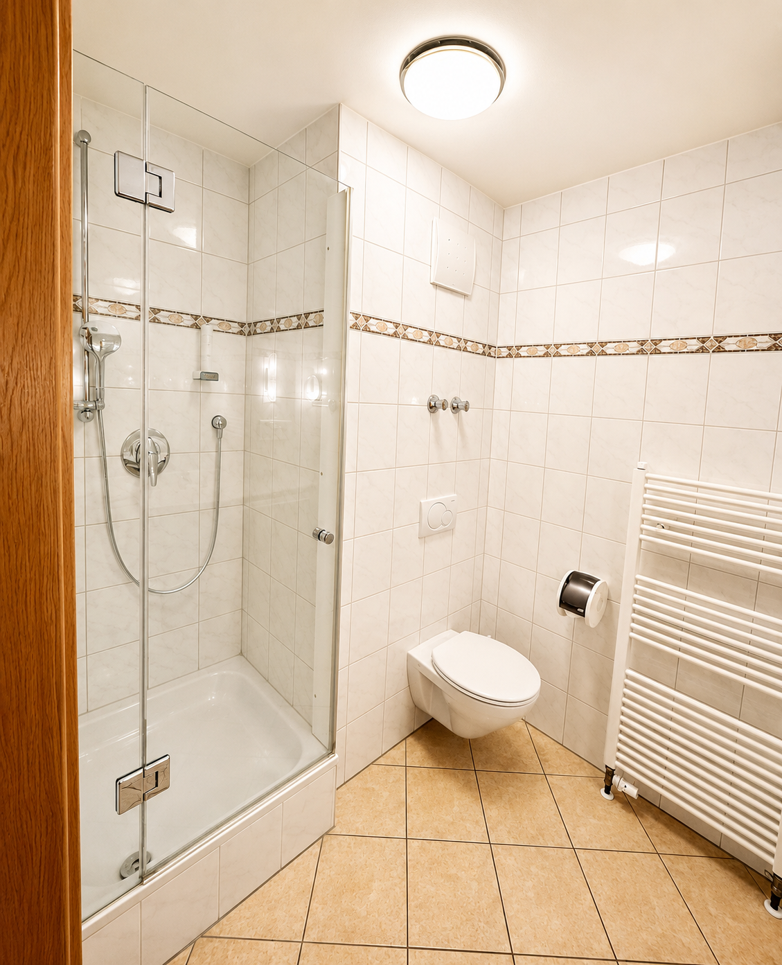 Hotel Schatten | Doppelzimmer 16 mit Terrasse und Bergblick - Hotel Schatten - Zimmer mit 2 Gästen in Bayern