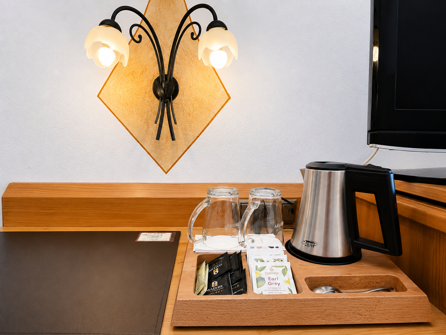 Hotel Schatten | Doppelzimmer 17 mit Terrasse und Bergblick - Hotel Schatten - Zimmer mit 2 Gästen in Bayern