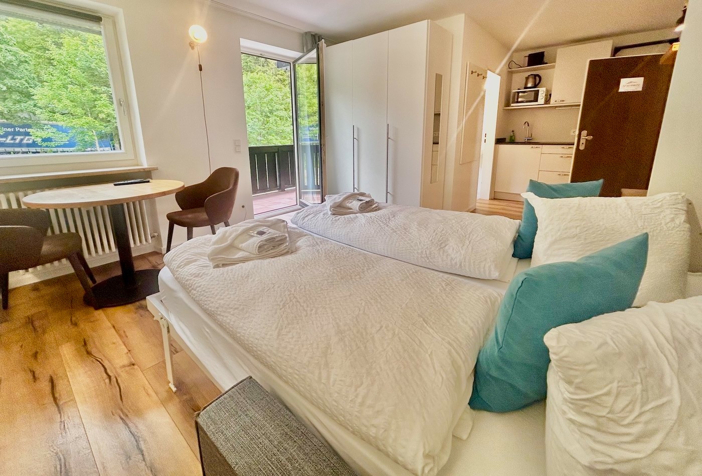 Modernes Studio mit Balkon