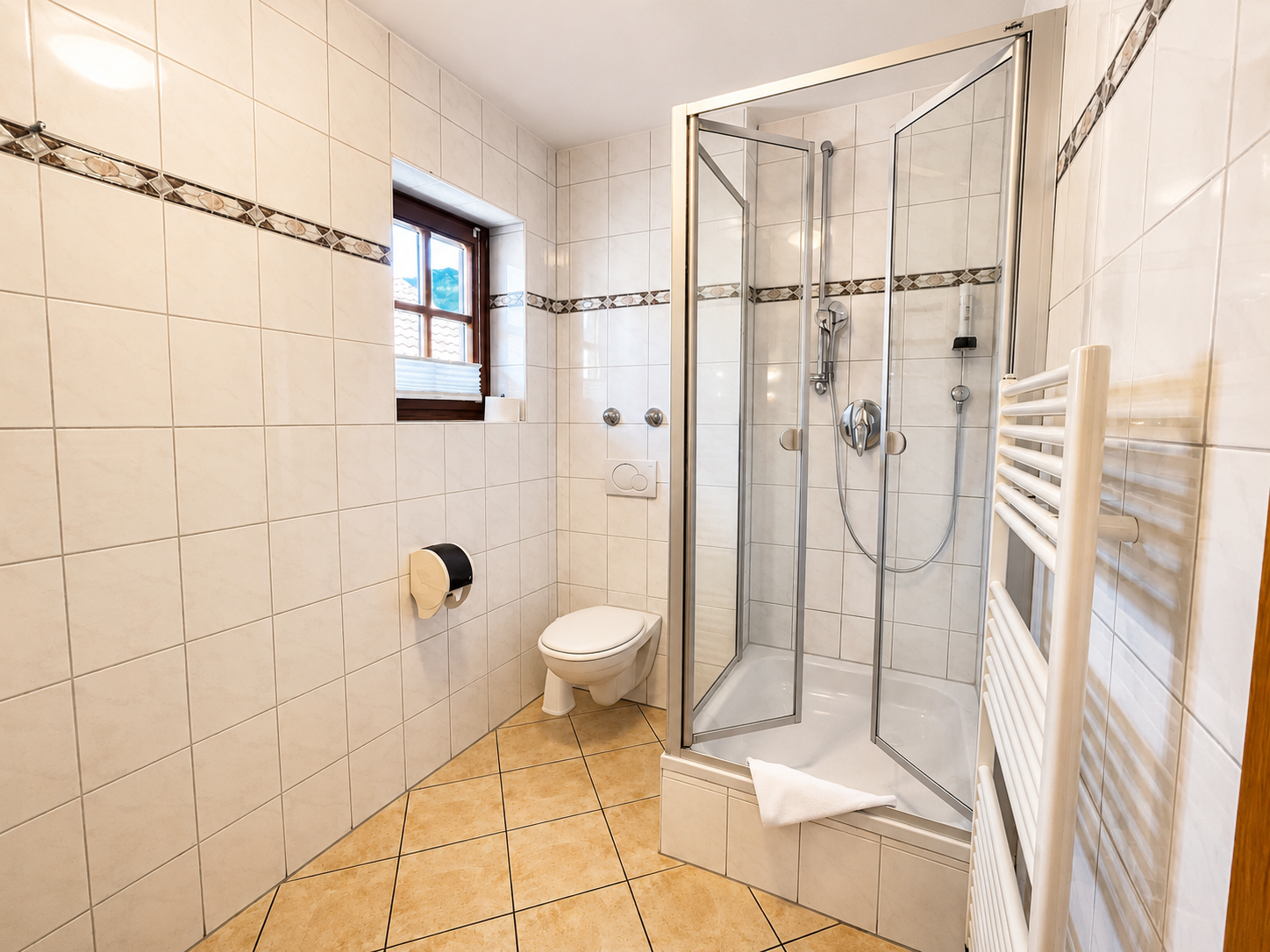 Hotel Schatten | Doppelzimmer 13 mit Balkon und Bergblick