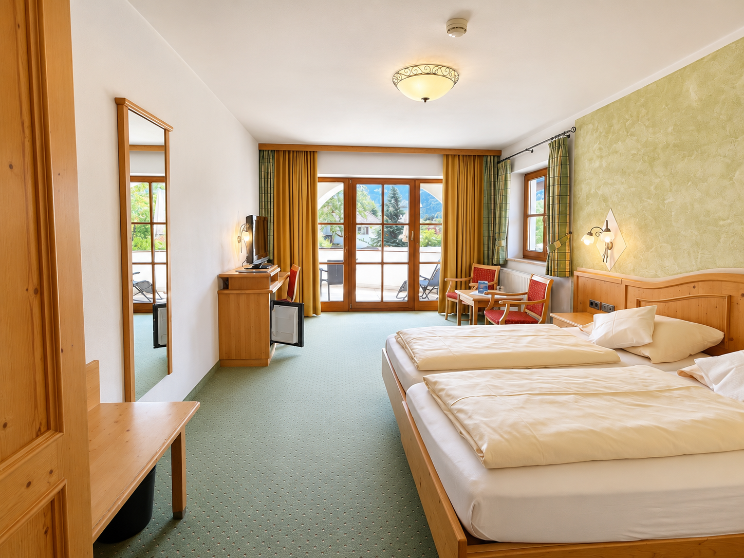 Hotel Schatten | Doppelzimmer 13 mit Balkon und Bergblick - Hotel Schatten - Zimmer mit 2 Gästen in Bayern