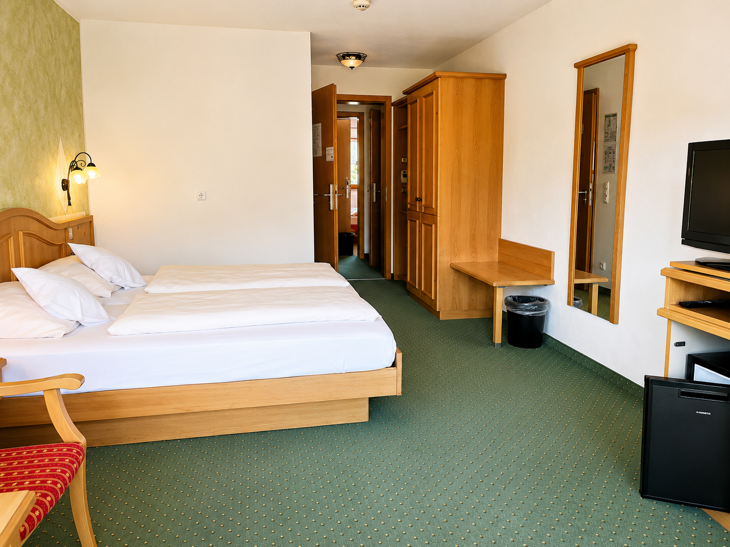 Hotel Schatten | Doppelzimmer 13 mit Balkon und Bergblick - Hotel Schatten - Zimmer mit 2 Gästen in Bayern