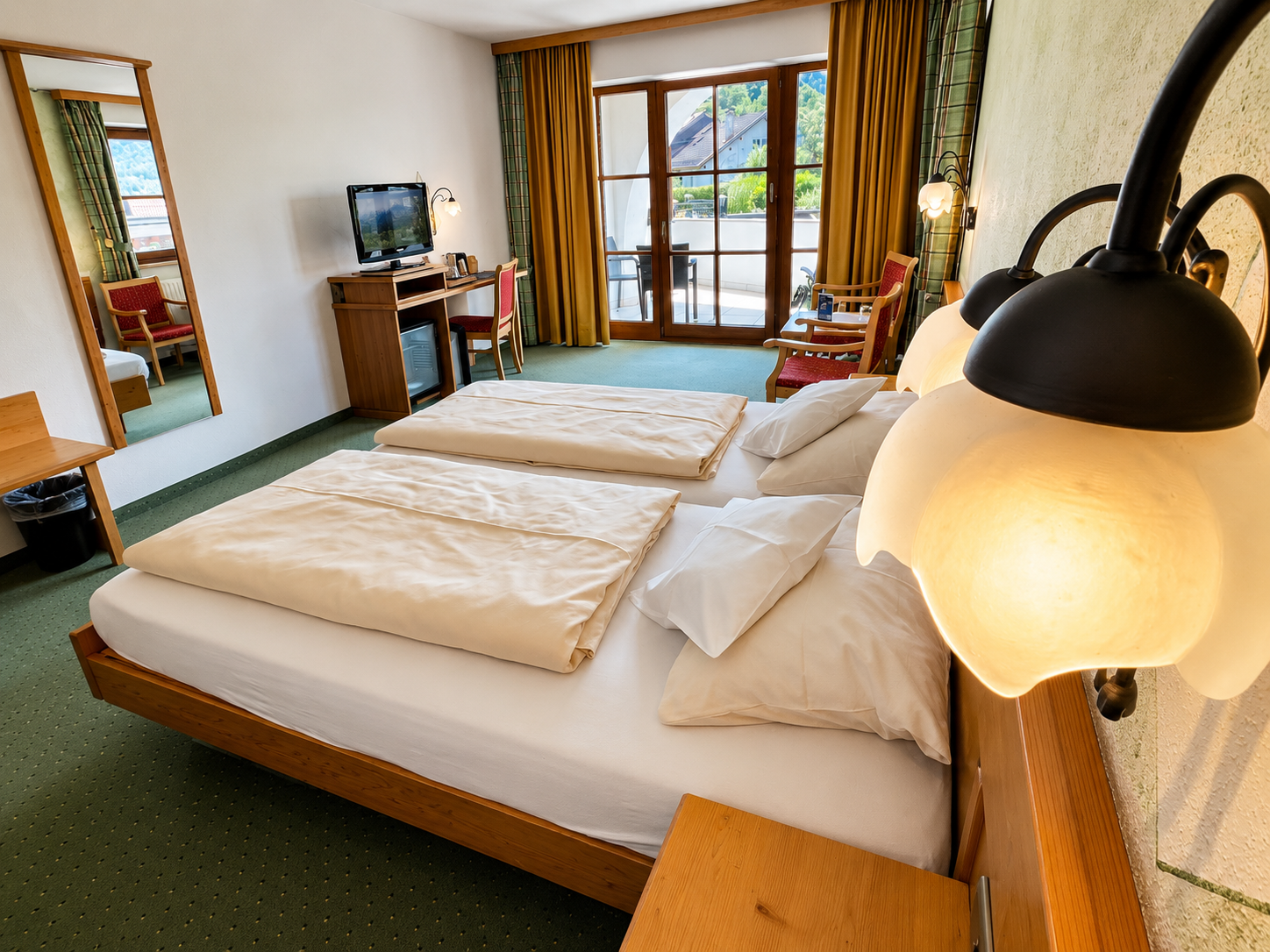 Hotel Schatten | Doppelzimmer 13 mit Balkon und Bergblick