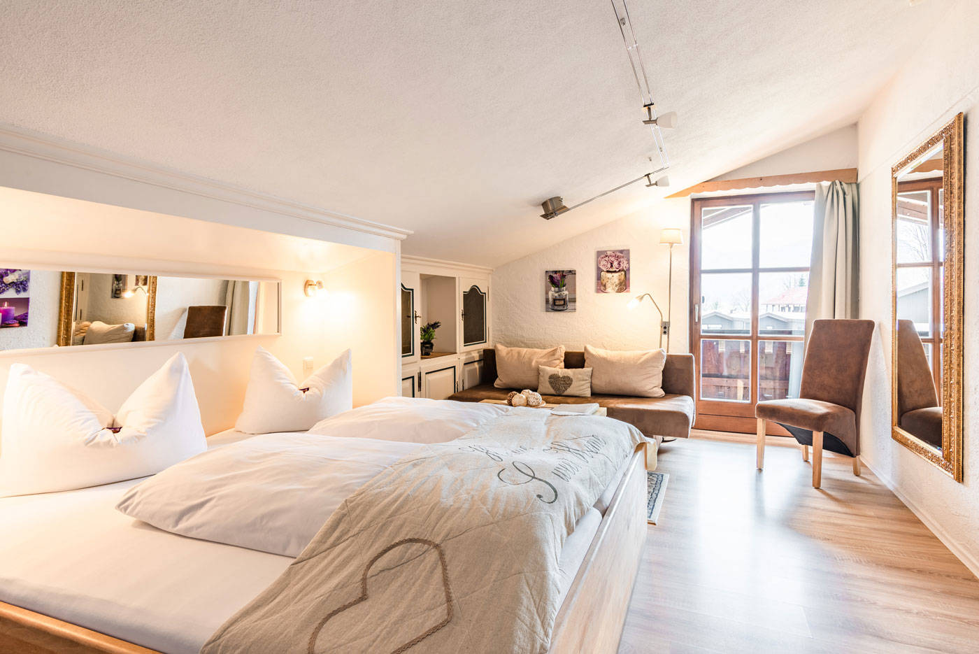 Zimmer mit gemütlichem Doppelbett