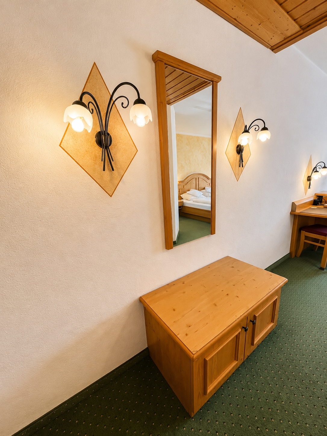 Hotel Schatten | Doppelzimmer 17 mit Terrasse und Bergblick