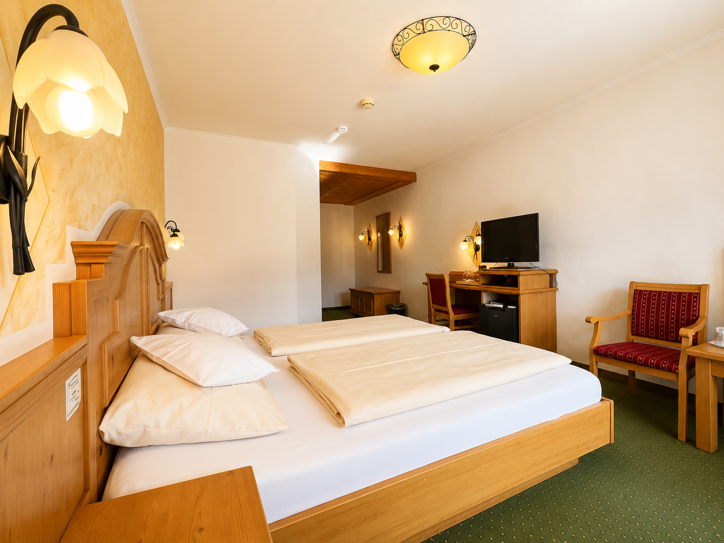 Hotel Schatten | Doppelzimmer 17 mit Terrasse und Bergblick - Hotel Schatten - Zimmer mit 2 Gästen in Bayern