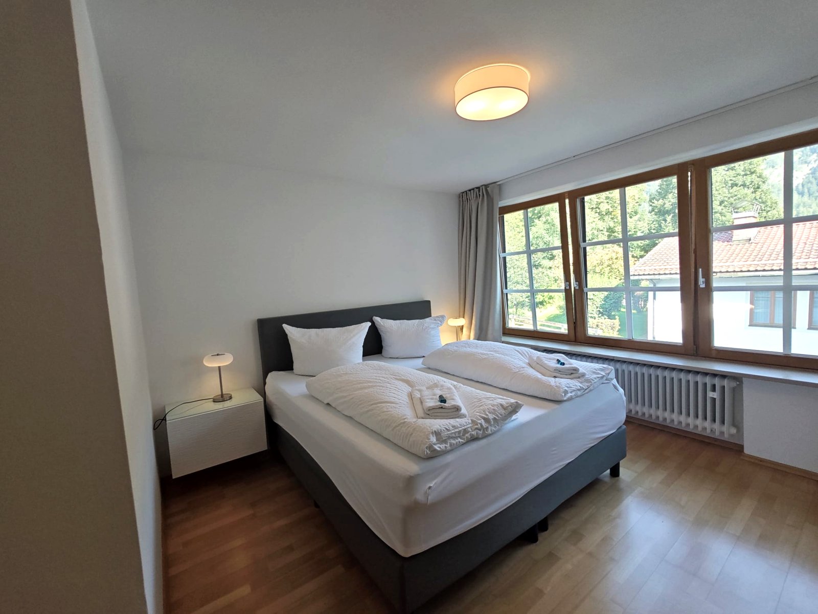 Schlafzimmer mit Doppelbett