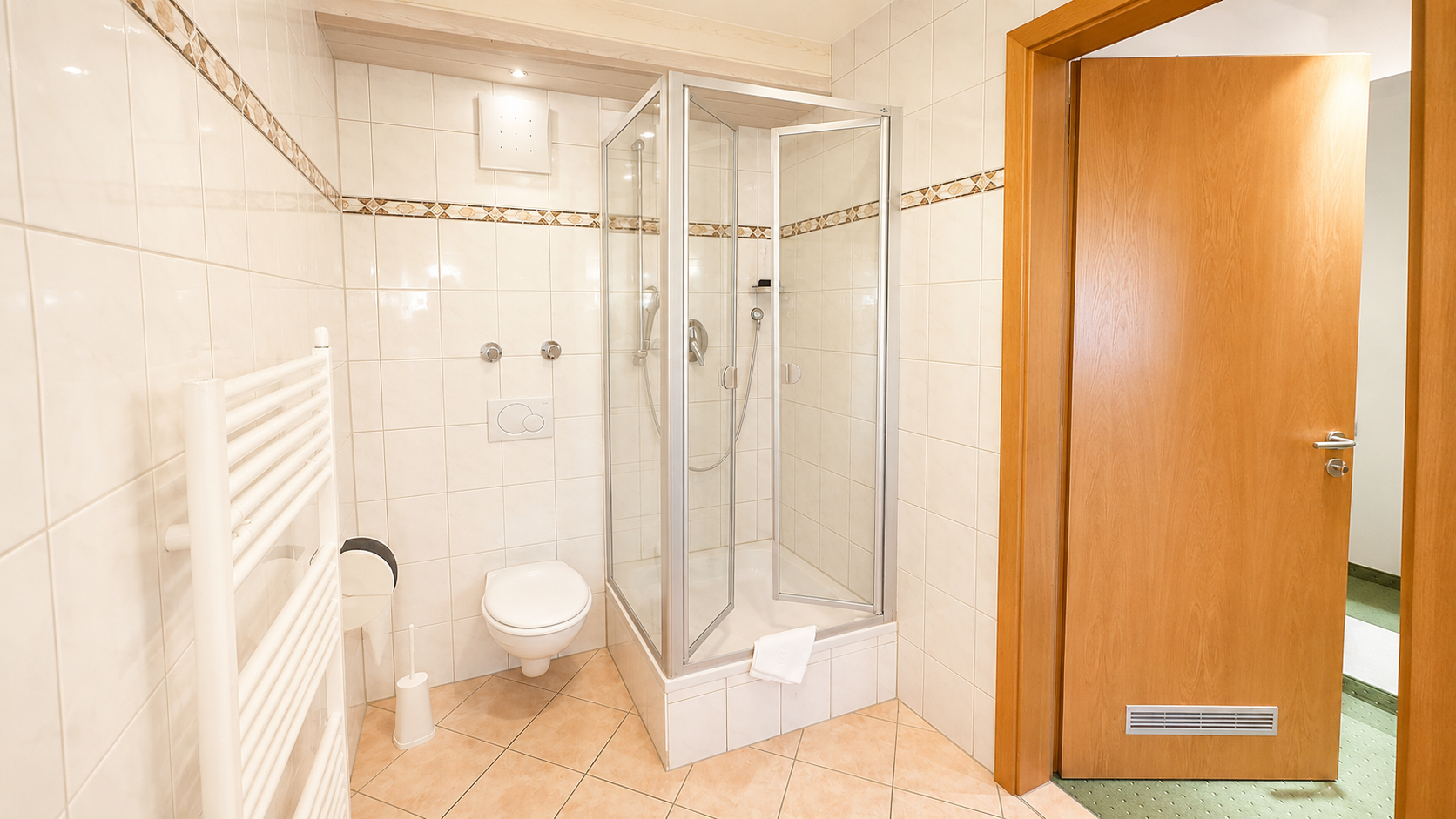 Hotel Schatten | Zimmer 18 für 4 mit Terrasse und Bergblick