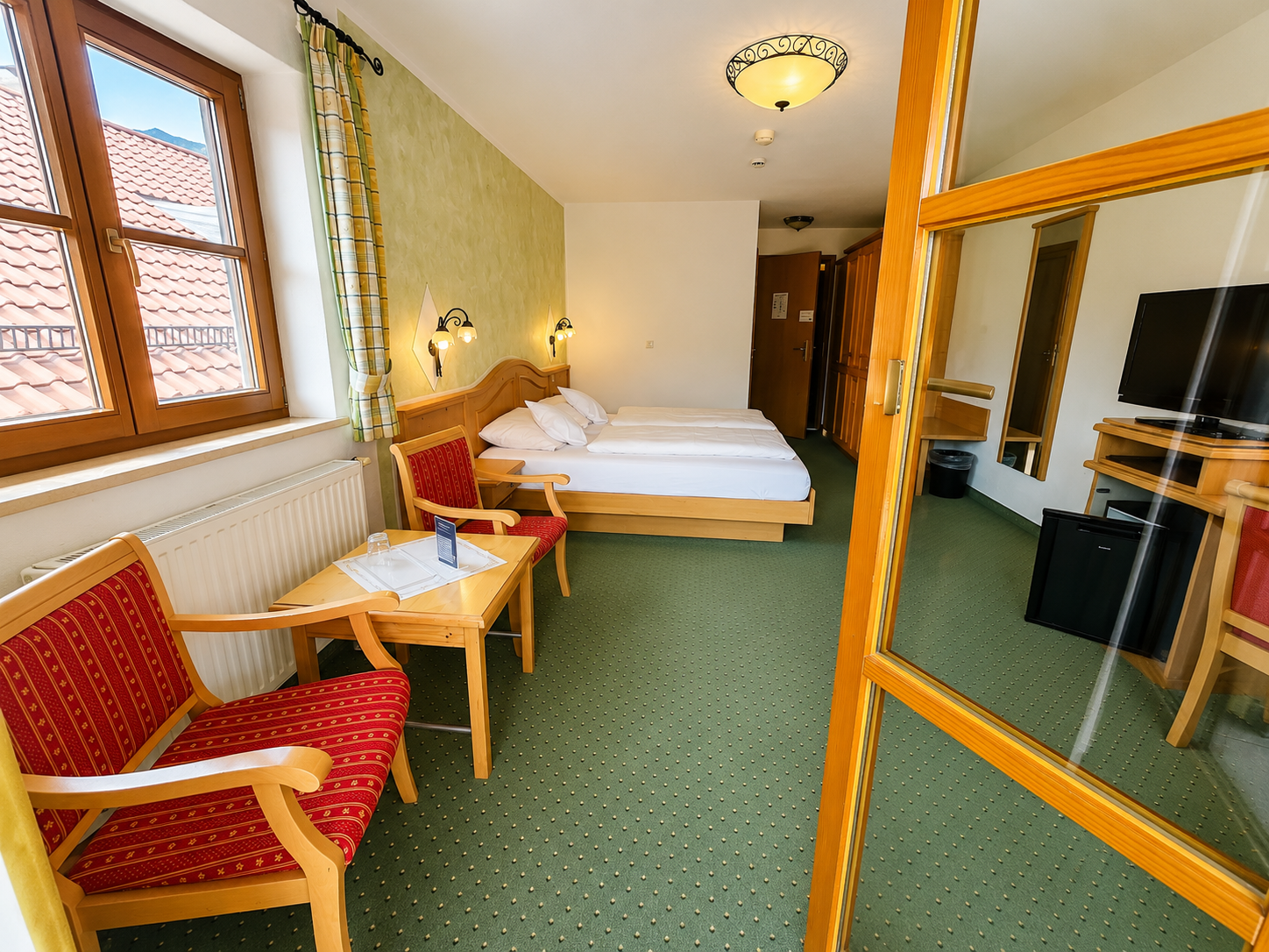 Hotel Schatten | Doppelzimmer 13 mit Balkon und Bergblick - None Schlafzimmer für 2 Gäste in Hotel Schatten, Sonnenbergstraße 10-12, 82467 Garmisch-Partenkirchen