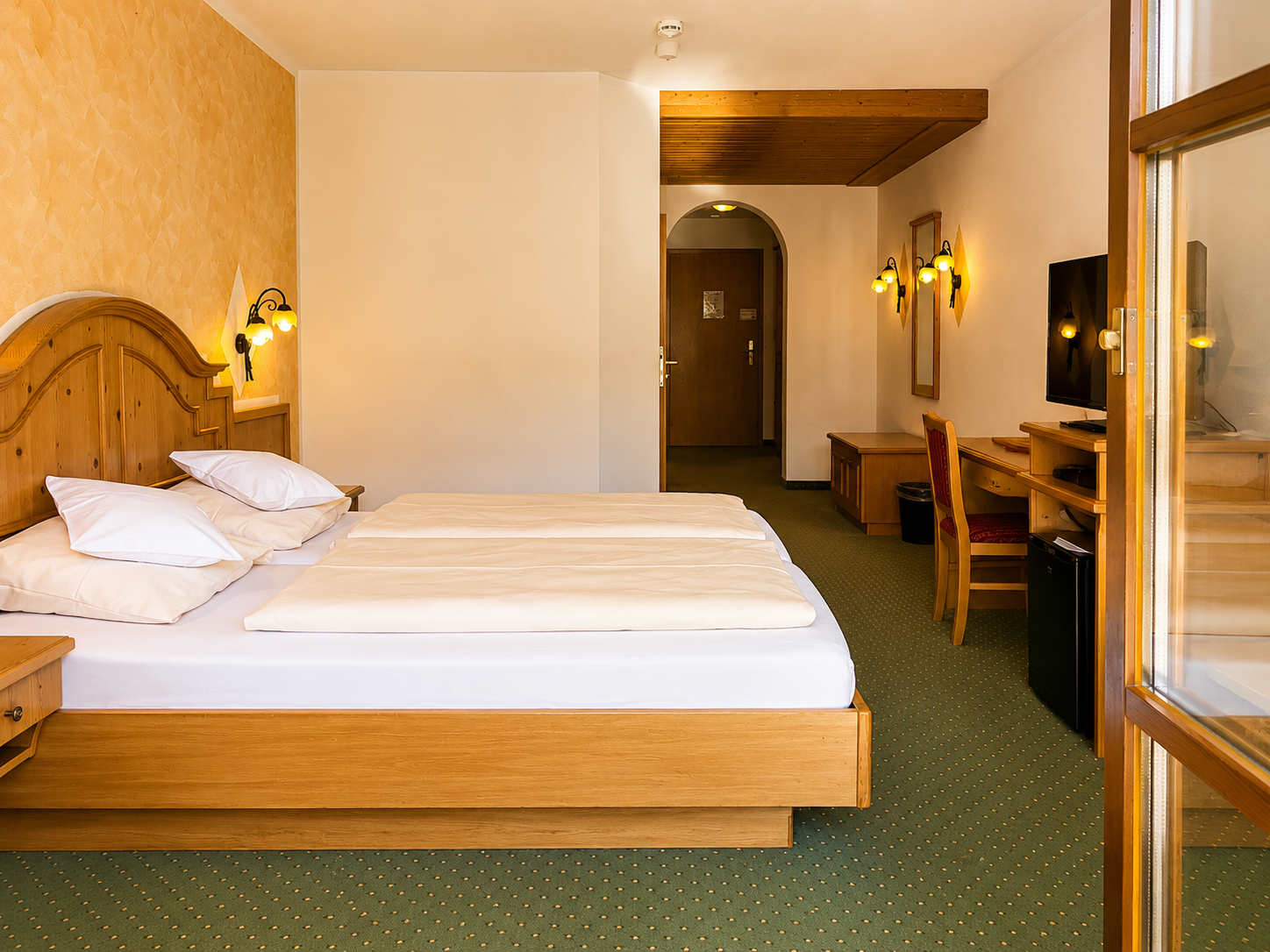 Hotel Schatten | Doppelzimmer 17 mit Terrasse und Bergblick - Hotel Schatten - Zimmer mit 2 Gästen in Bayern