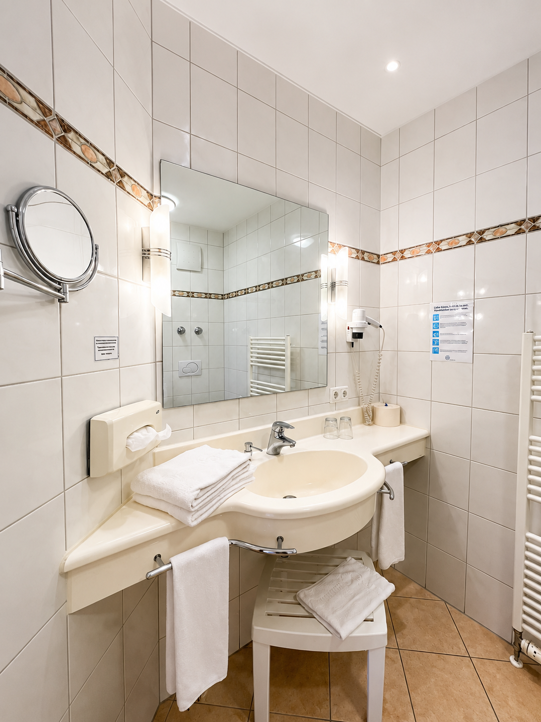 Hotel Schatten | Doppelzimmer 17 mit Terrasse und Bergblick