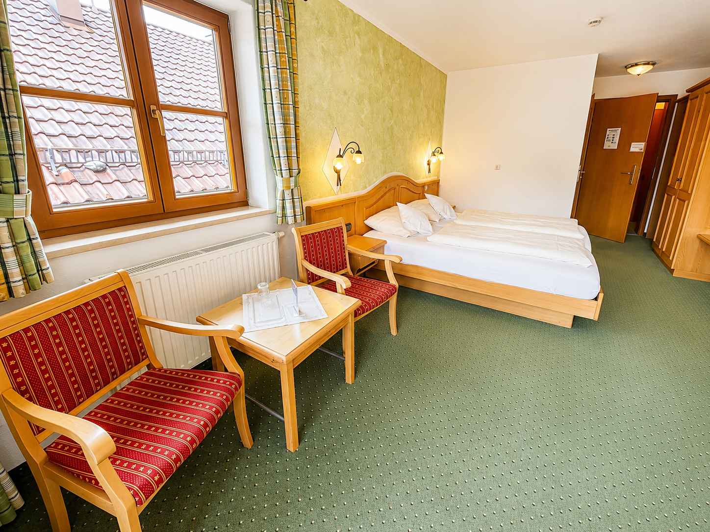 Hotel Schatten | Doppelzimmer 13 mit Balkon und Bergblick - Hotel Schatten - Zimmer mit 2 Gästen in Bayern