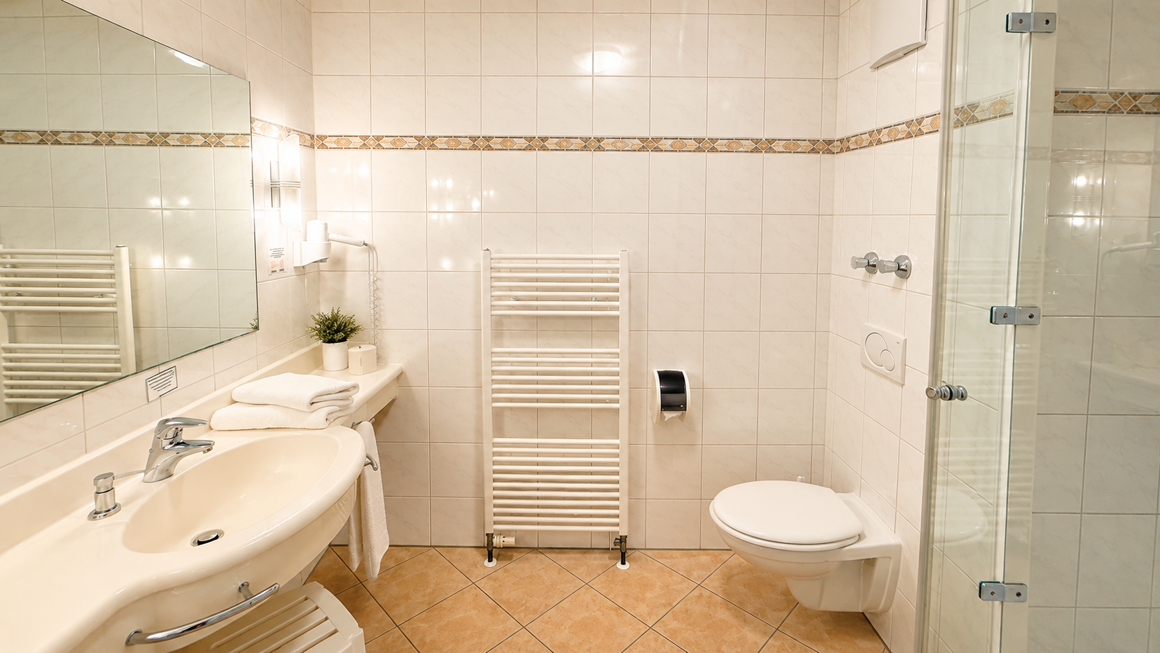 Hotel Schatten | Doppelzimmer 27 mit Balkon und Bergblick