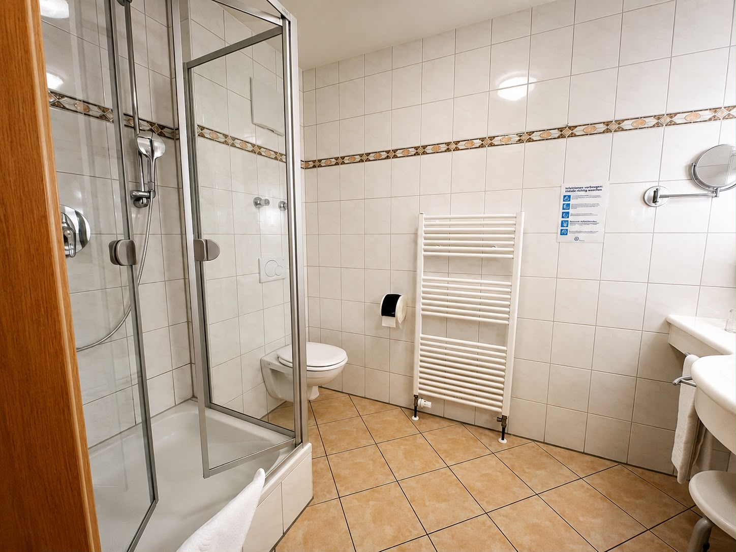 Hotel Schatten | Doppelzimmer 28 mit Balkon und Bergblick