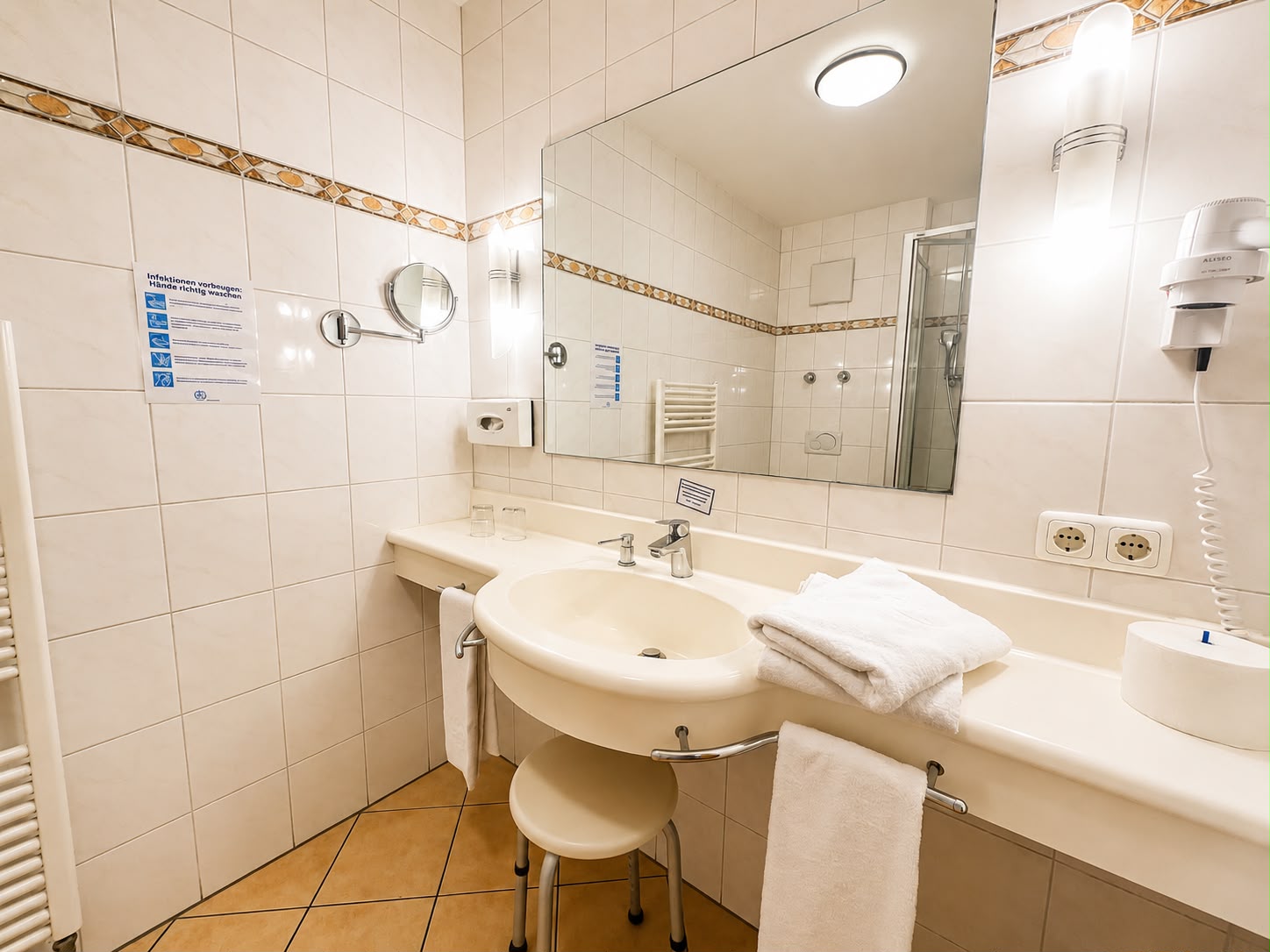 Hotel Schatten | Doppelzimmer 28 mit Balkon und Bergblick