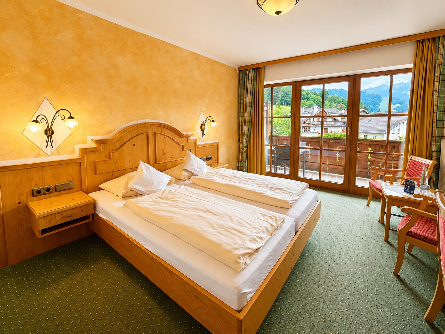 Hotel Schatten | Doppelzimmer 28 mit Balkon und Bergblick - Hotel Schatten - Zimmer mit 2 Gästen in Bayern