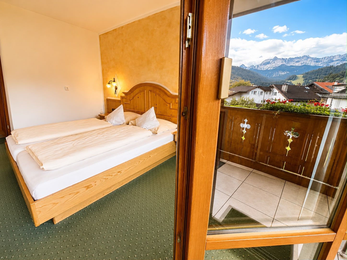 Hotel Schatten | Doppelzimmer 28 mit Balkon und Bergblick - None Schlafzimmer für 2 Gäste in Hotel Schatten, Sonnenbergstraße 10-12, 82467 Garmisch-Partenkirchen