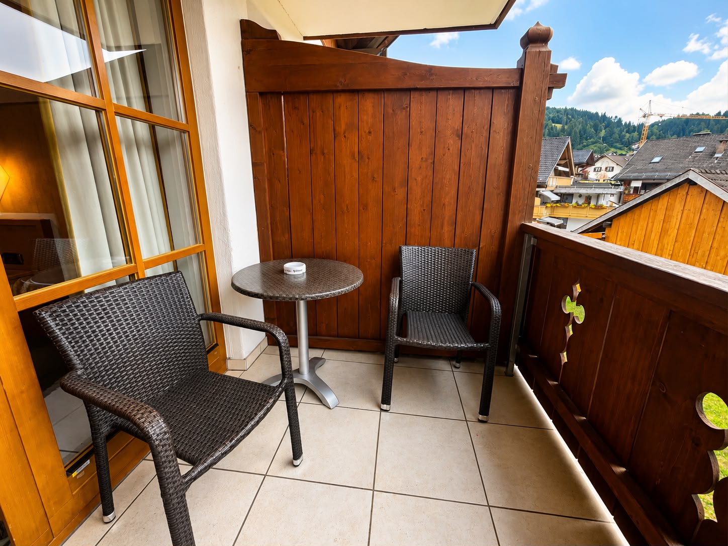 Hotel Schatten | Doppelzimmer 28 mit Balkon und Bergblick - Hotel Schatten - Zimmer mit 2 Gästen in Bayern