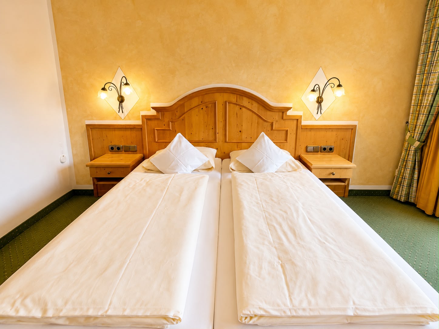 Hotel Schatten | Doppelzimmer 28 mit Balkon und Bergblick