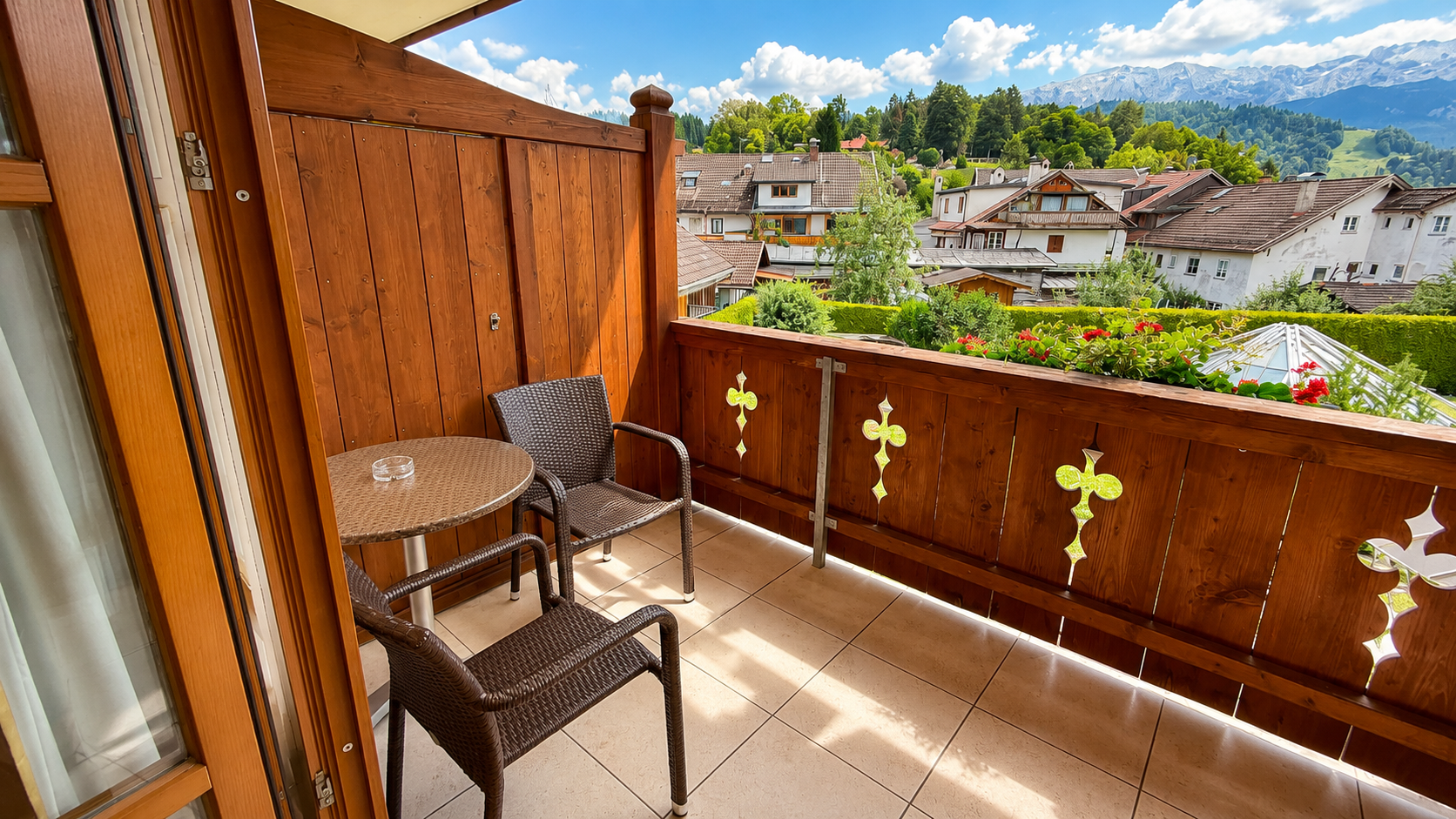 Hotel Schatten | Doppelzimmer 27 mit Balkon und Bergblick - Hotel Schatten - Zimmer mit 2 Gästen in Bayern