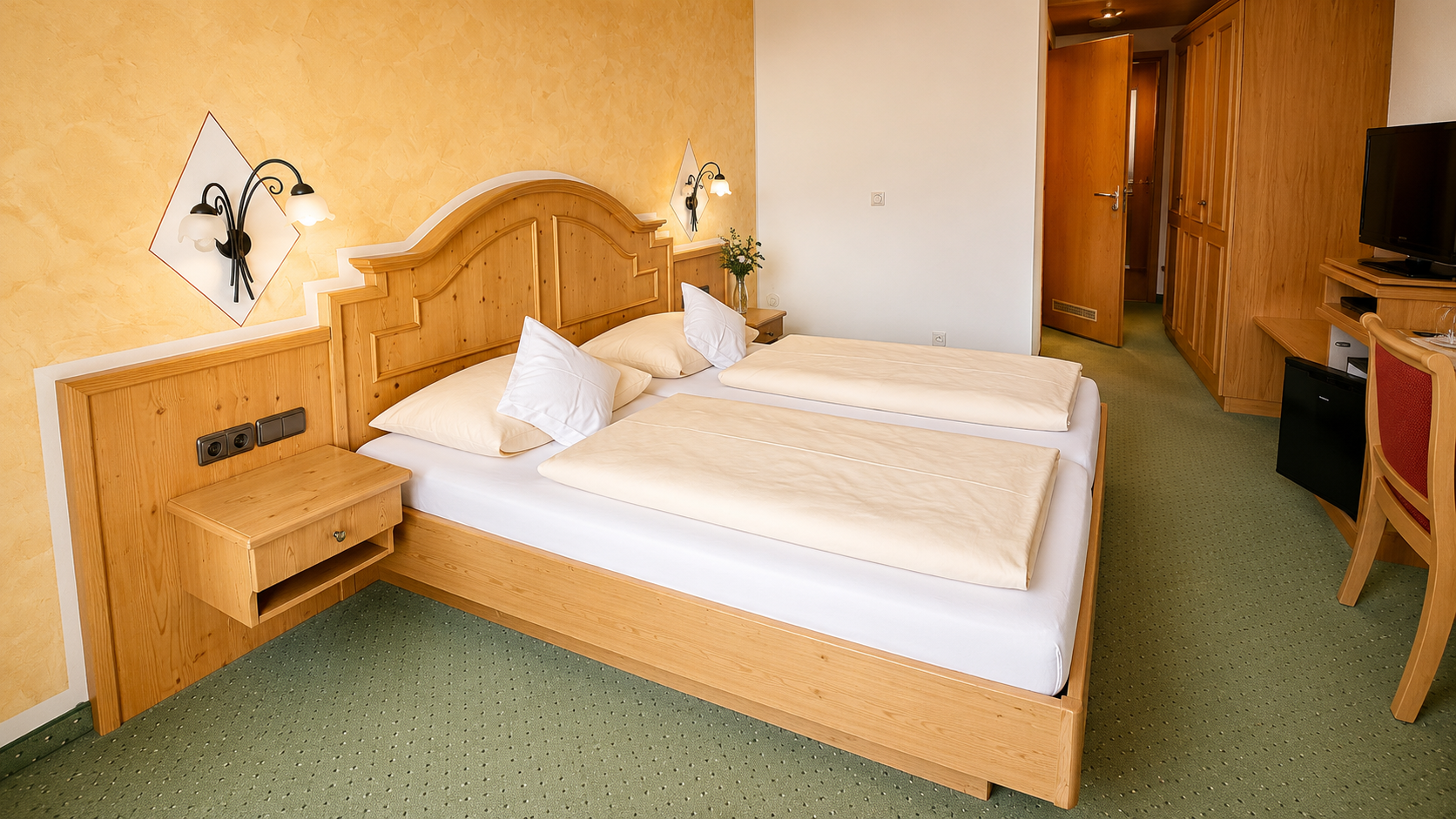 Hotel Schatten | Doppelzimmer 27 mit Balkon und Bergblick
