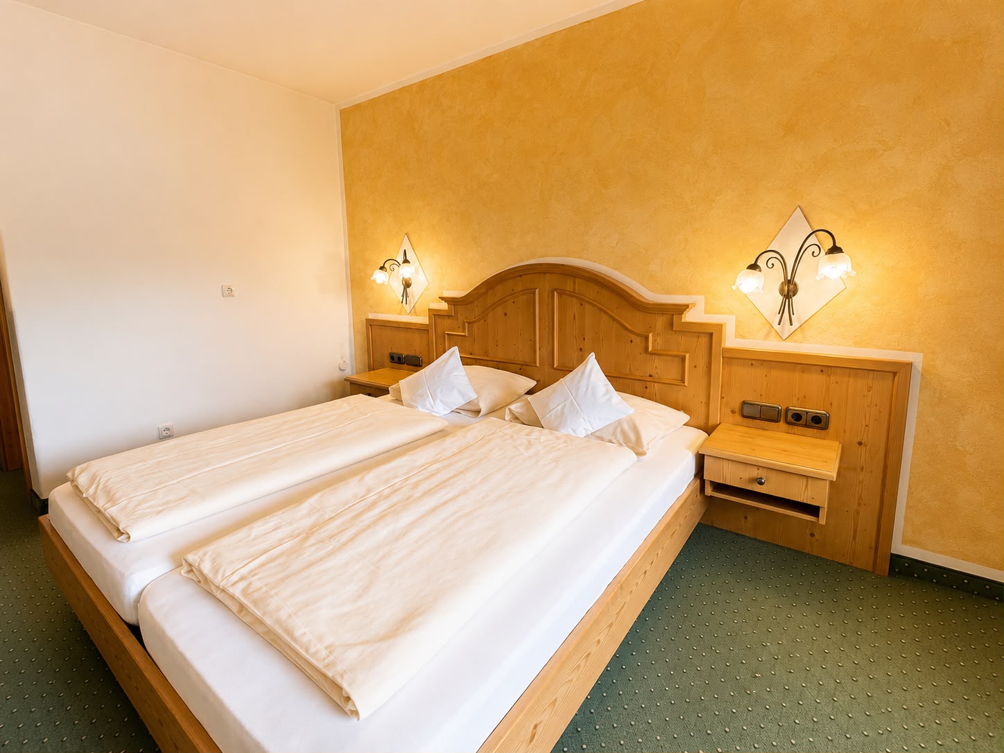 Hotel Schatten | Doppelzimmer 28 mit Balkon und Bergblick