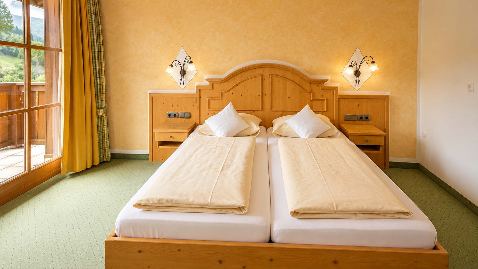 Hotel Schatten | Doppelzimmer 27 mit Balkon und Bergblick