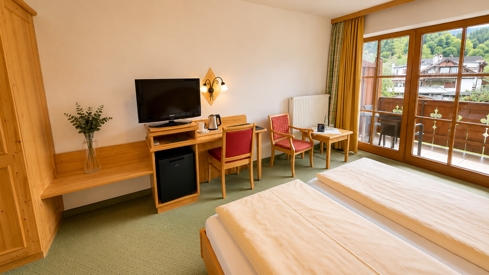 Hotel Schatten | Doppelzimmer 27 mit Balkon und Bergblick