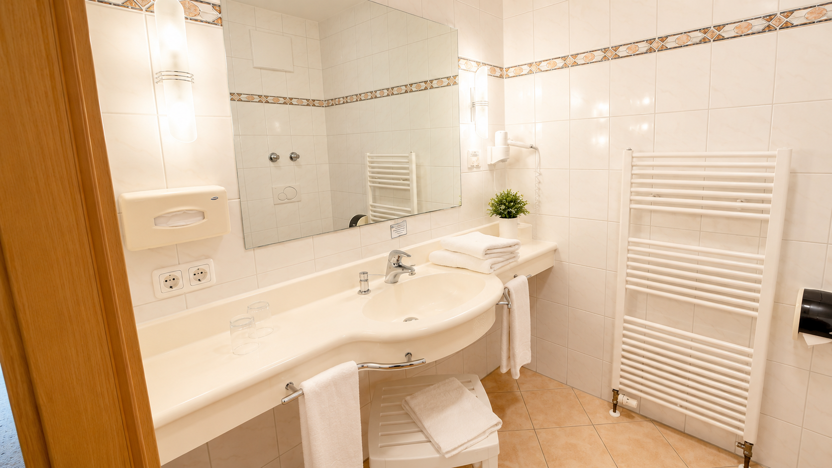 Hotel Schatten | Doppelzimmer 27 mit Balkon und Bergblick - Hotel Schatten - Zimmer mit 2 Gästen in Bayern
