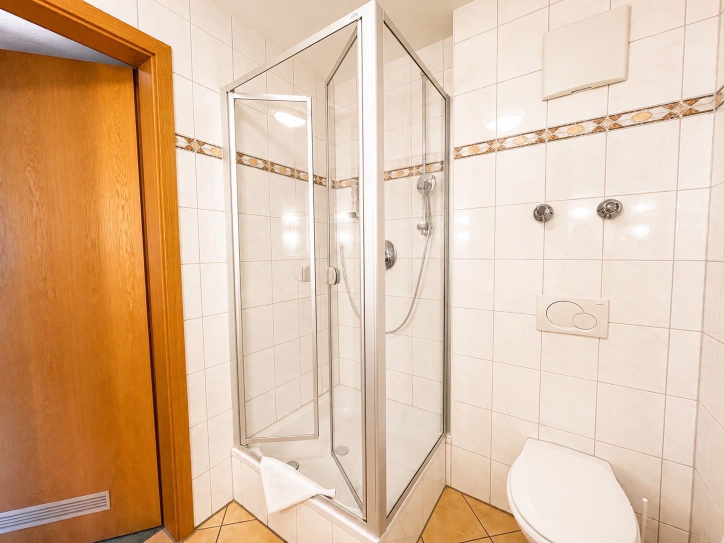 Hotel Schatten | Doppelzimmer 28 mit Balkon und Bergblick