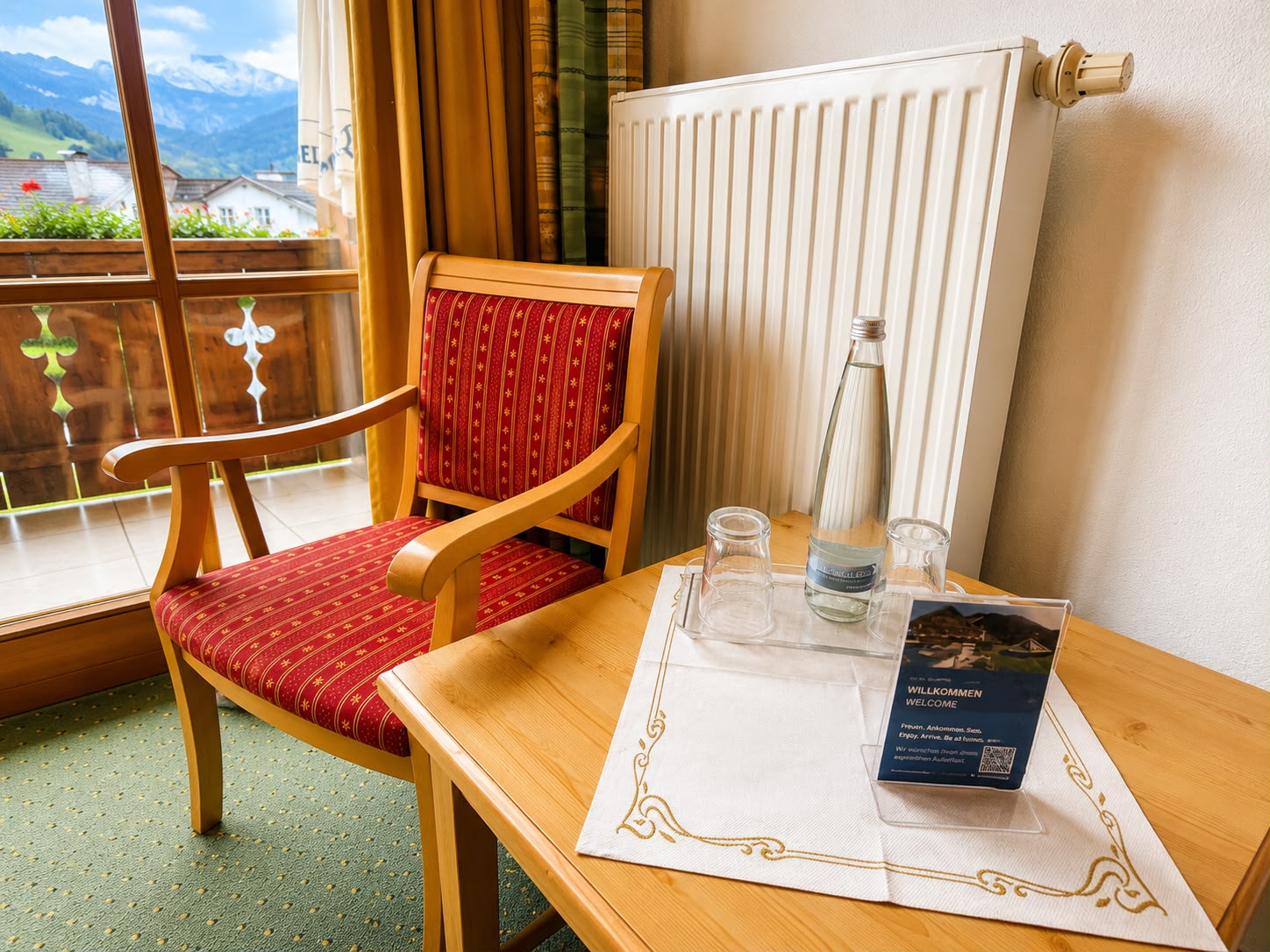 Hotel Schatten | Doppelzimmer 28 mit Balkon und Bergblick - Hotel Schatten - Zimmer mit 2 Gästen in Bayern